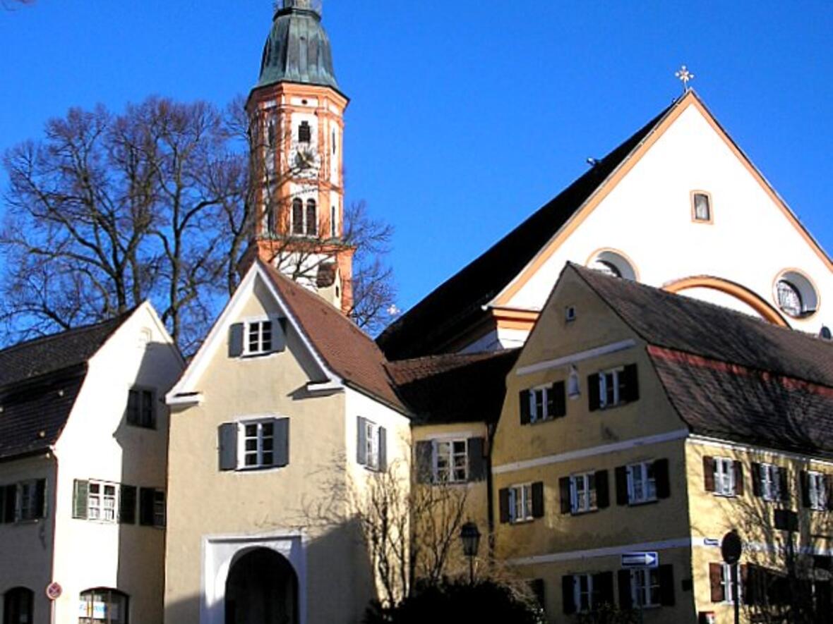 Pfarrkirche St. Michael (Mering, Landkreis Aichach-Friedberg, Bayerisch-Schwaben). Gesamtansicht mit dem Torhaus der ehemaligen Befestigung. Eigene Aufnahme, März 2007 / Parish church St. Michael (Mering near Augsburg, Bavaria, Germany). Total view with the gate of the former fortifications. Own photo, March 2007