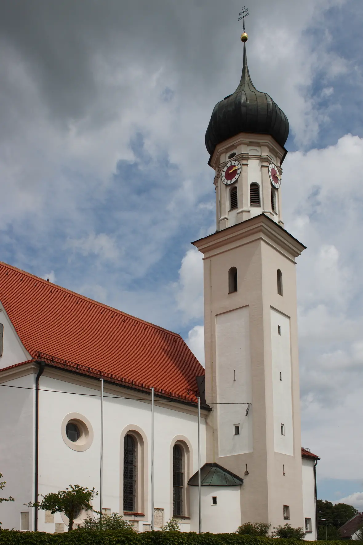 Katholische Pfarrkirche St. Laurentius in Agawang, einem Ortsteil von Kutzenhausen im Landkreis Augsburg (Bayern), 1732 von Joseph Dossenberger d. Ä. aus Wollishausen erbaut, Turm mit Zwiebelhaube