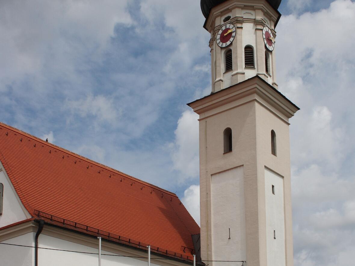 Katholische Pfarrkirche St. Laurentius in Agawang, einem Ortsteil von Kutzenhausen im Landkreis Augsburg (Bayern), 1732 von Joseph Dossenberger d. Ä. aus Wollishausen erbaut, Turm mit Zwiebelhaube