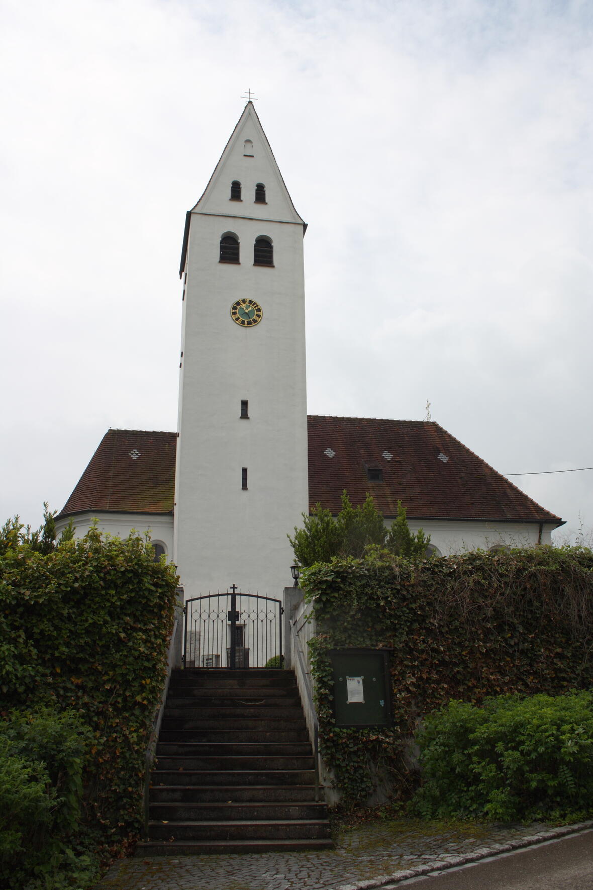 katholische Pfarrkirche St. Stephan in Altenbaindt, einem Ortsteil von Holzheim im Landkreis Dillingen an der Donau