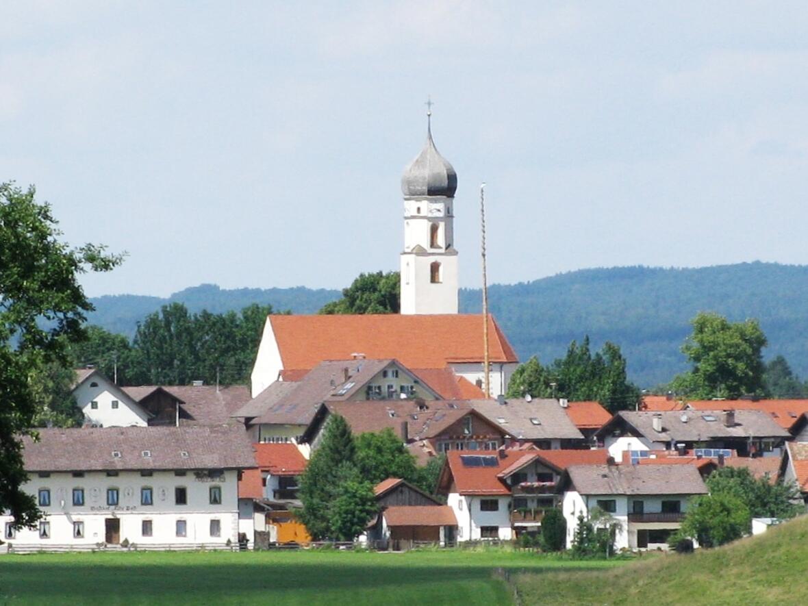 Antdorf im Landkreis Weilheim-Schongau von Süden.