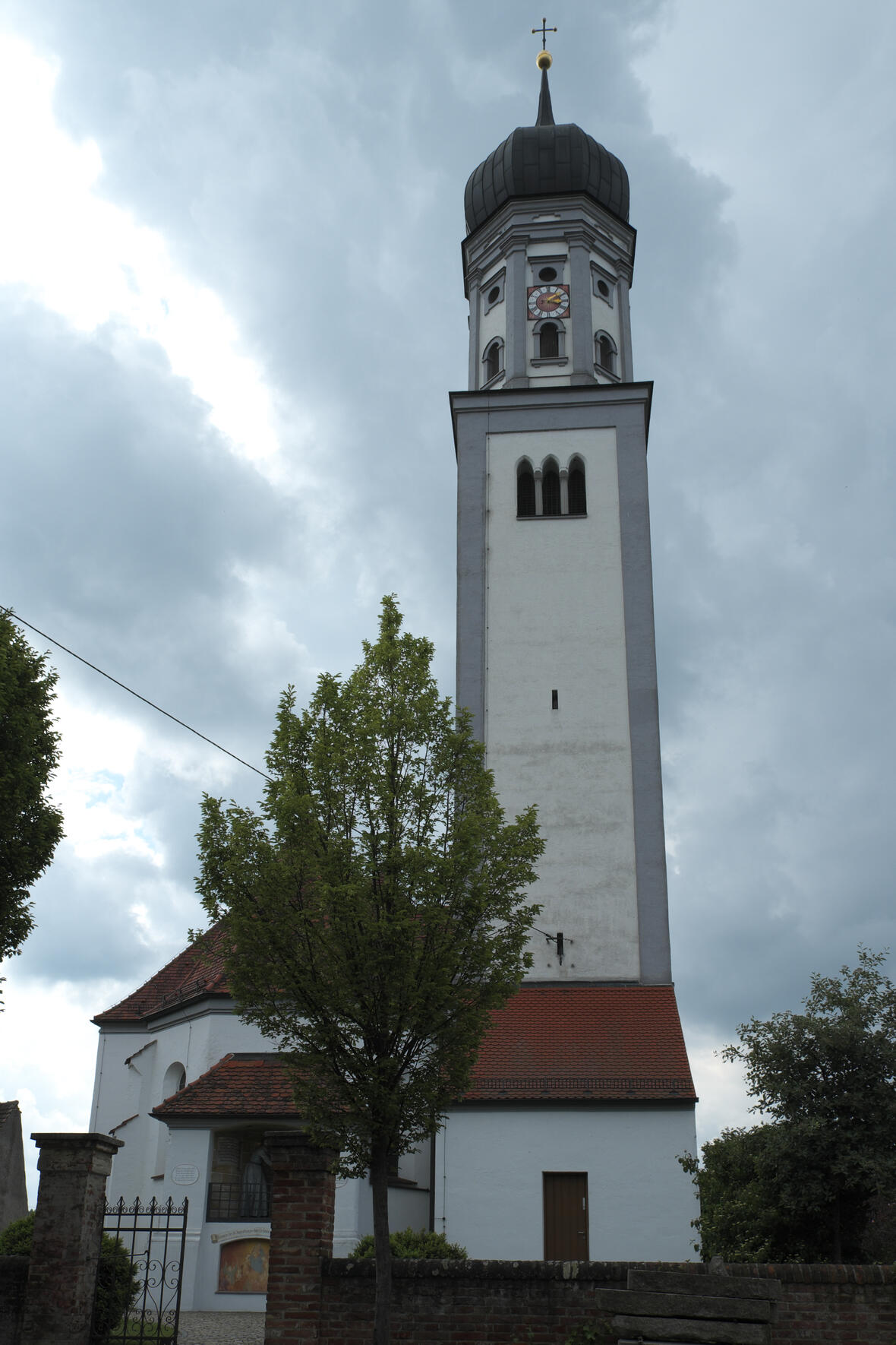 Katholische Pfarrkirche Mariä Himmelfahrt in Ried (Dinkelscherben) im Landkreis Augsburg (Bayern), Glockenturm mit Zwiebelhaube