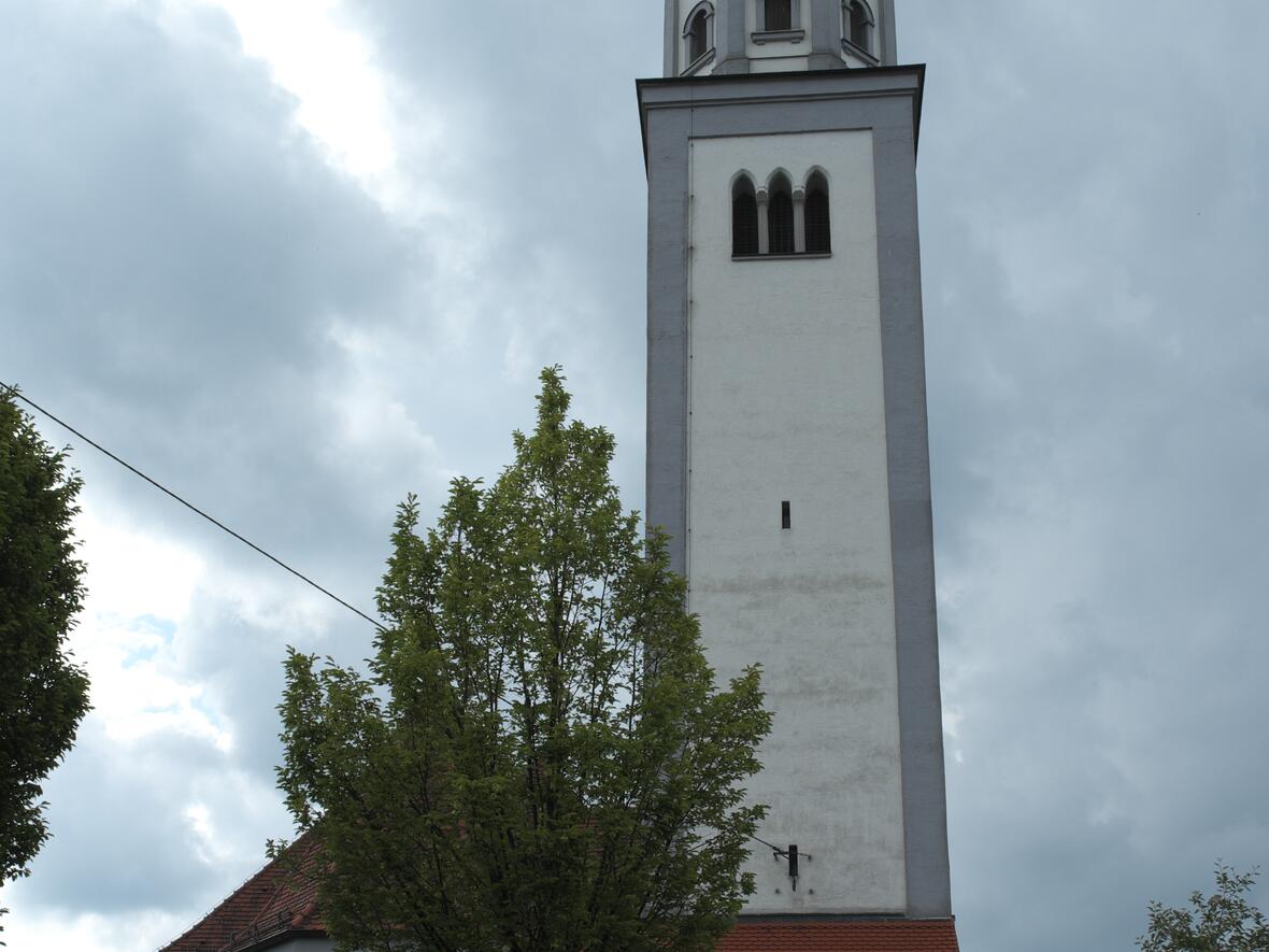 Katholische Pfarrkirche Mariä Himmelfahrt in Ried (Dinkelscherben) im Landkreis Augsburg (Bayern), Glockenturm mit Zwiebelhaube