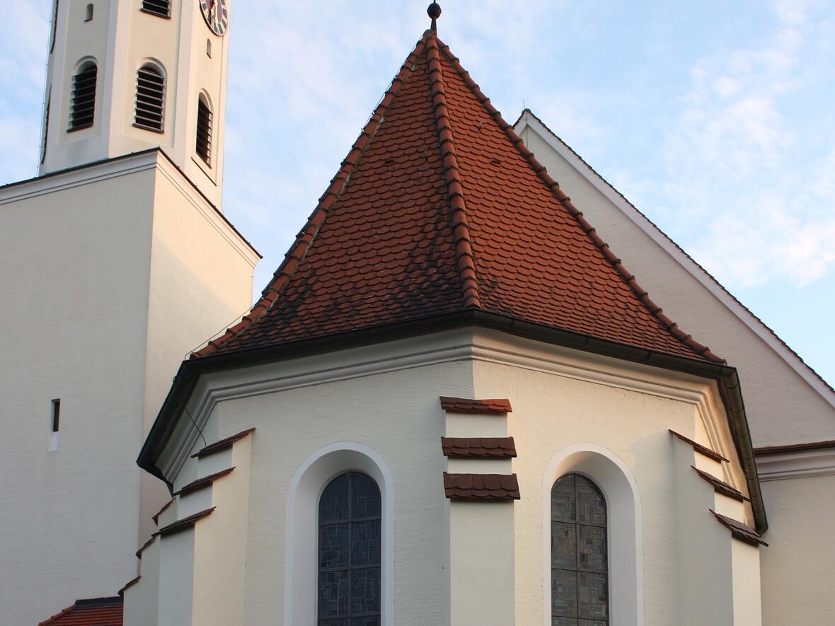 Katholische Pfarrkirche St. Veit in Unterglauheim, einem Ortsteil von Blindheim im Landkreis Dillingen an der Donau (Bayern)