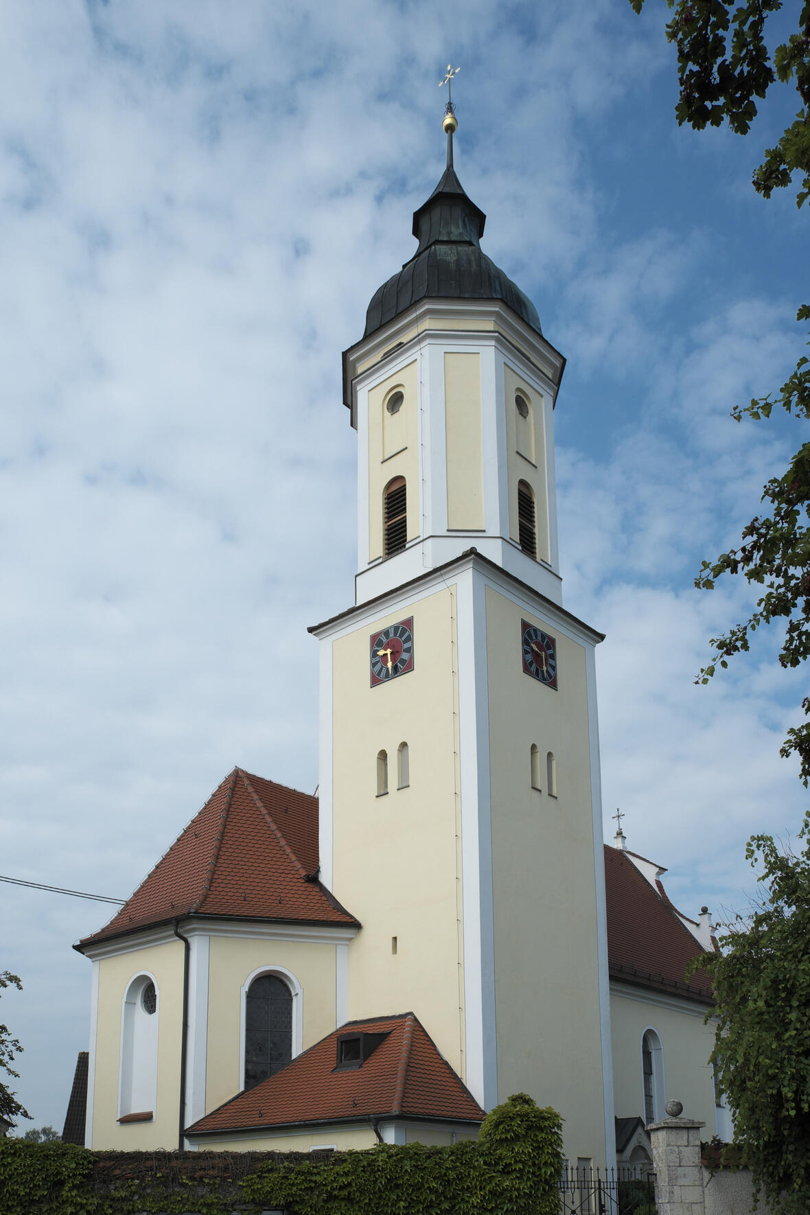 Katholische Pfarrkirche St. Georg in Unterbechingen (Gemeinde Haunsheim) im Landkreis Dillingen an der Donau (Bayern), von 1747/48