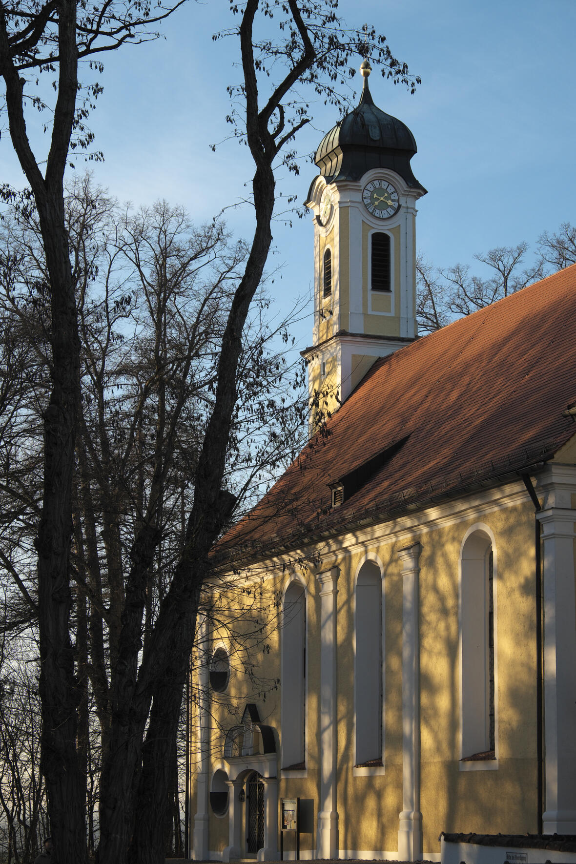 Katholische Pfarrkirche Sankt Wenzeslaus in Oberlauterbach, einem Ortsteil von Aresing im Landkreis Neuburg-Schrobenhausen (Bayern/Deutschland)