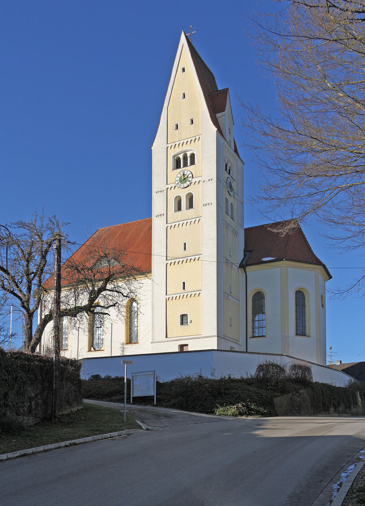 Pfarrkirche Heilig Kreuz in Burg, Gemeinde Thannhausen; Ansicht von Südosten