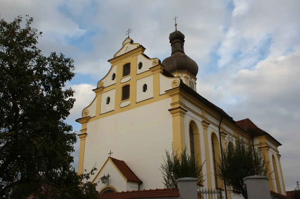 Katholische Pfarrkirche St. Ulrich und Johannes Baptist in Schwenningen im Landkreis Dillingen an der Donau, Ansicht von Südwesten, Westfassade und Turm mit Doppelzwiebelhaube