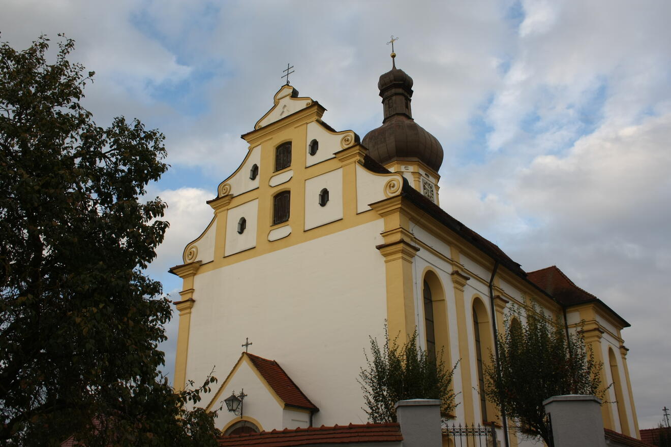 Katholische Pfarrkirche St. Ulrich und Johannes Baptist in Schwenningen im Landkreis Dillingen an der Donau, Ansicht von Südwesten, Westfassade und Turm mit Doppelzwiebelhaube