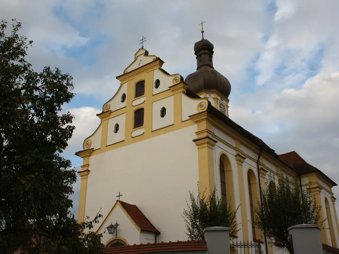 Katholische Pfarrkirche St. Ulrich und Johannes Baptist in Schwenningen im Landkreis Dillingen an der Donau, Ansicht von Südwesten, Westfassade und Turm mit Doppelzwiebelhaube