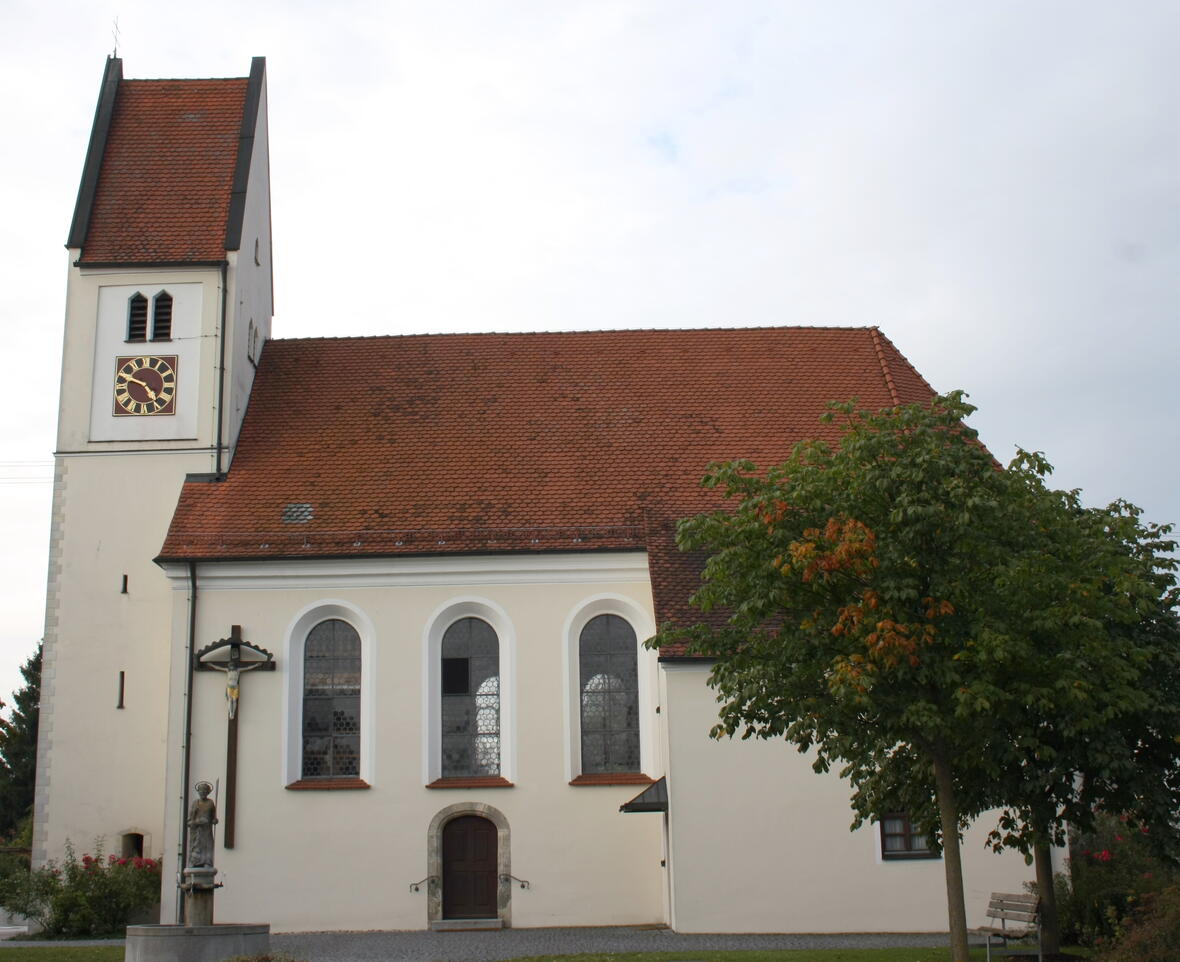 Katholische Kirche St. Andreas in Gremheim, einem Ortsteil von Schwenningen, Satteldachturm (15. Jahrhundert) und Langhaus mit Sakristei, Ansicht von Süden