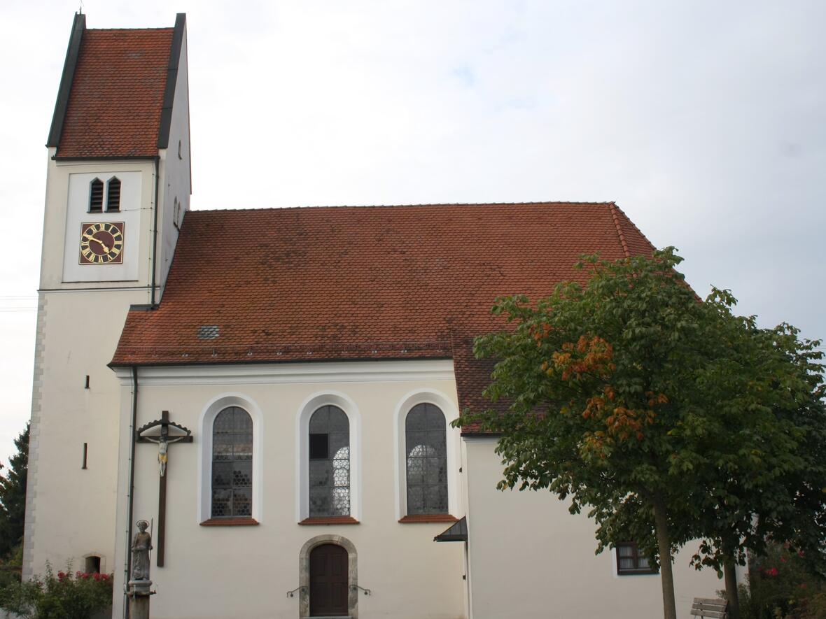 Katholische Kirche St. Andreas in Gremheim, einem Ortsteil von Schwenningen, Satteldachturm (15. Jahrhundert) und Langhaus mit Sakristei, Ansicht von Süden