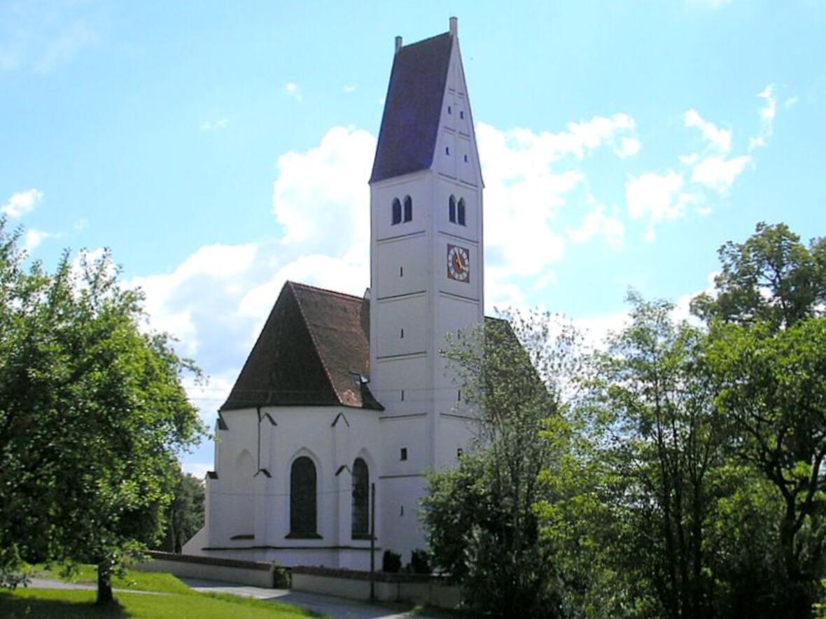 Pfarrkirche St. Wolfgang (Mickhausen, Landkreis Augsburg, Bayerisch-Schwaben). Gesamtansicht. Eigene Aufnahme, Mai 2007 / Parish church St. Wolfgang (Mickhausen, Bavaria, Germany. Total view. Own photo, May 2007