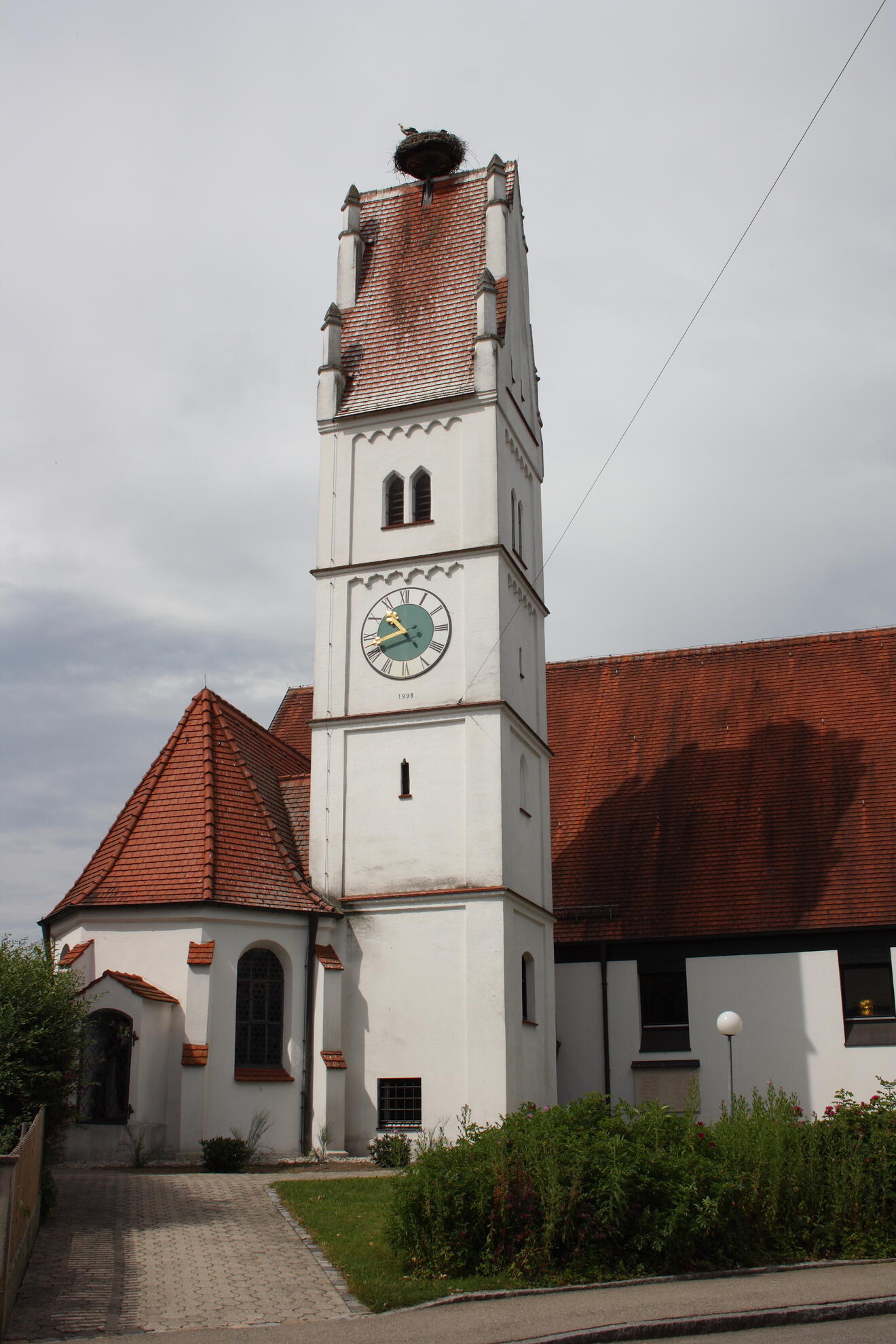 Katholische Pfarrkirche St. Nikolaus in Zusamzell, einem Ortsteil von Altenmünster im Landkreis Augsburg (Bayern), spätgotische Nebenkapelle (ehemaliger Chor) und Turm, Kirchenneubau von 1975/76
