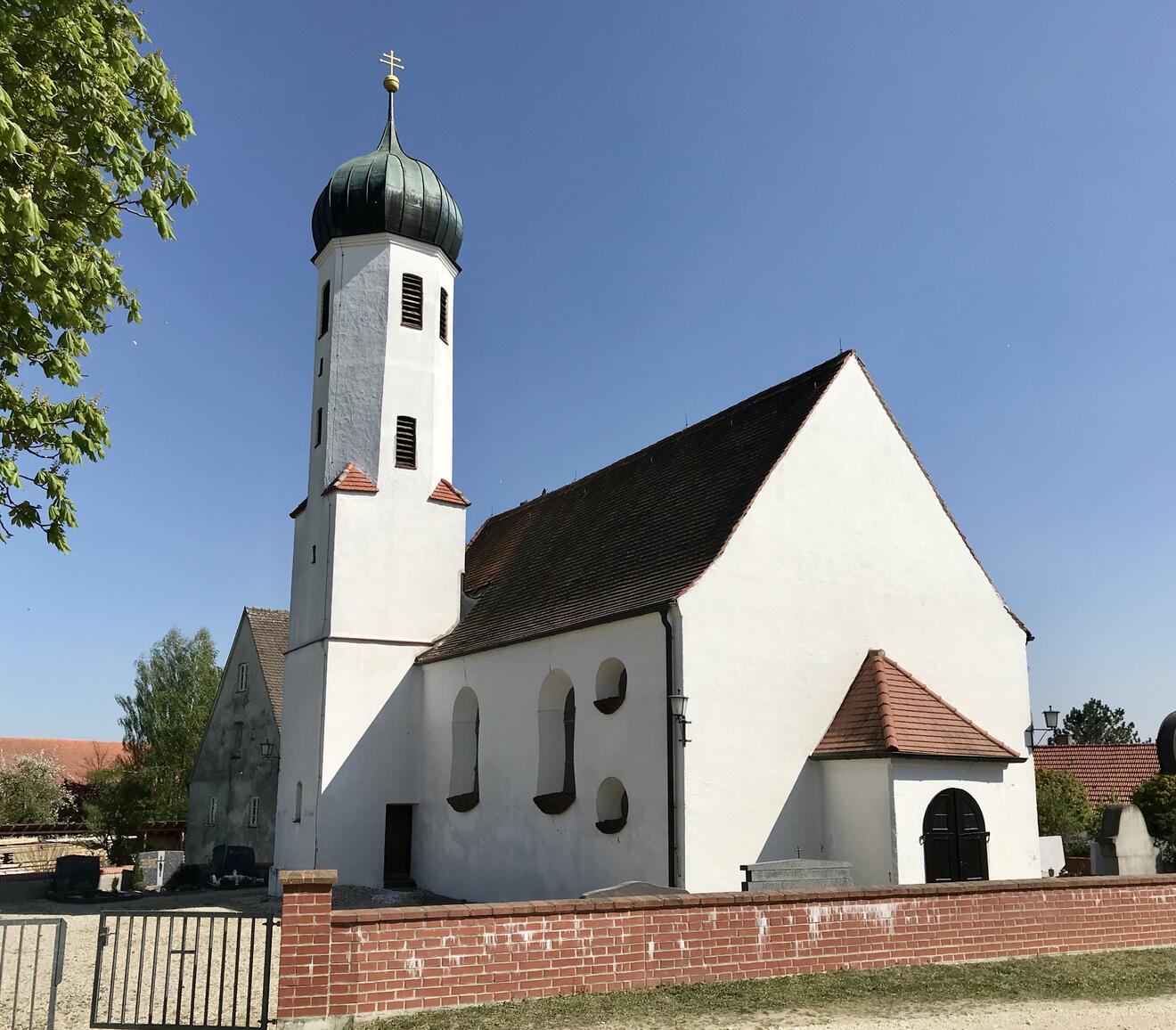 St. Laurentius (Heretshausen), Friedhofsseite