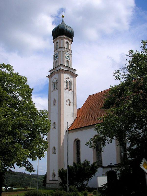 Pfarrkirche St. Laurentius (Reinhartshausen, Stadt Bobingen, Landkreis Augsburg, Bayerisch-Schwaben). Ansicht von Nordwesten. Eigene Aufnahme, Mai 2007 / Parish church St. Laurentius (Reinhartshausen near Bobingen, Bavaria, Germany). View from north-west. Own photo, May 2007