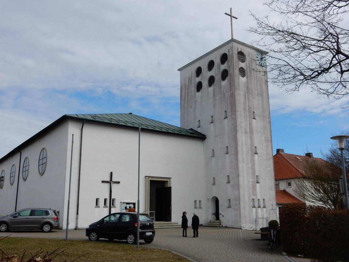 Schulstraße 31 Katholische Pfarrkirche St. Raphael Moderner Saalbau mit flachem Walmdach und seitlichem Westturm, von Hans Herkommer, 1932/33; mit Ausstattung D-5-71-132-11