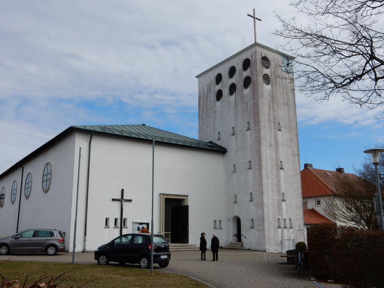 Schulstraße 31 Katholische Pfarrkirche St. Raphael Moderner Saalbau mit flachem Walmdach und seitlichem Westturm, von Hans Herkommer, 1932/33; mit Ausstattung D-5-71-132-11