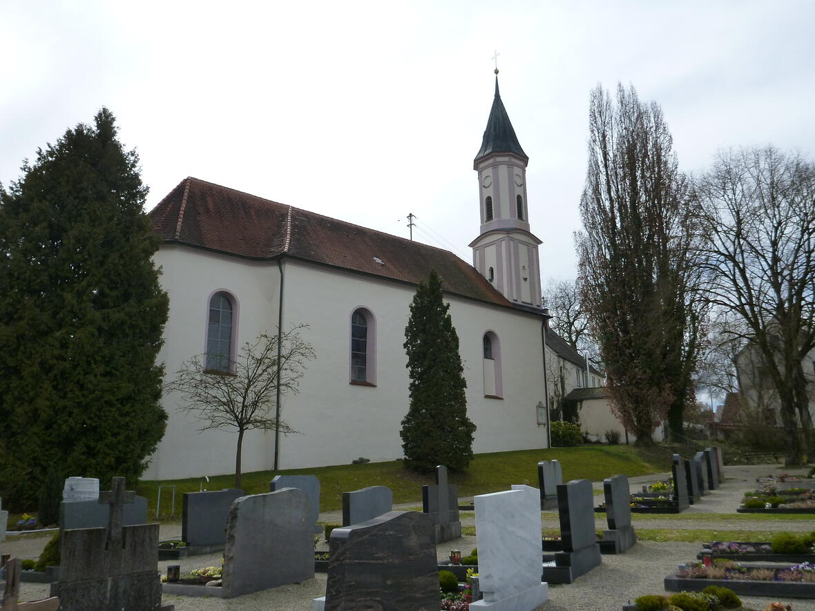 Katholische Pfarrkirche St. Vitus, Langhaus romanisch, Chor und Umgestaltung 1769 von Bernhard Nigg; mit Ausstattung. Heretsried