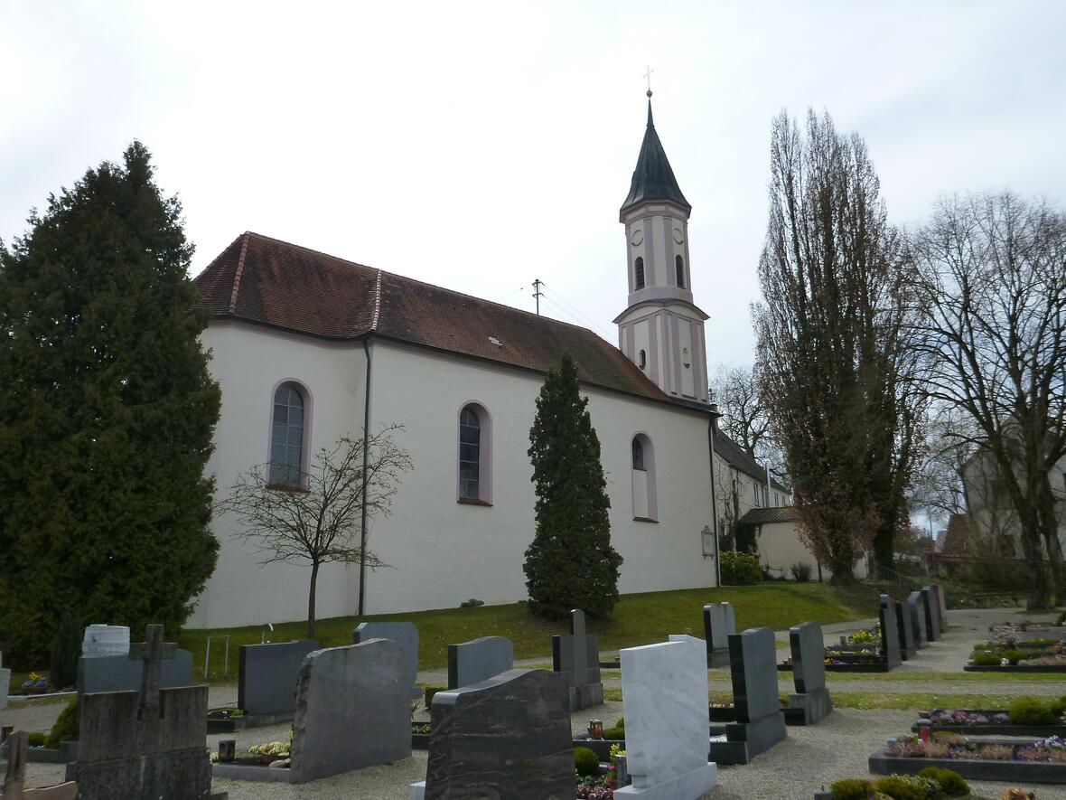Katholische Pfarrkirche St. Vitus, Langhaus romanisch, Chor und Umgestaltung 1769 von Bernhard Nigg; mit Ausstattung. Heretsried