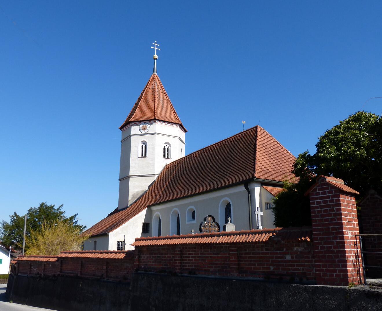 Weßling, OT Oberpfaffenhofen, Kirche St. Georg. Der achteckige Chorturm der alten Oberpfaffenhofener Pfarrkirche stammt aus der Mitte des 15. Jahrhunderts. Das Langhaus wurde während einer grundlegenden Renovierung im 18. Jahrhundert auf der älteren Grundlage neu erbaut.