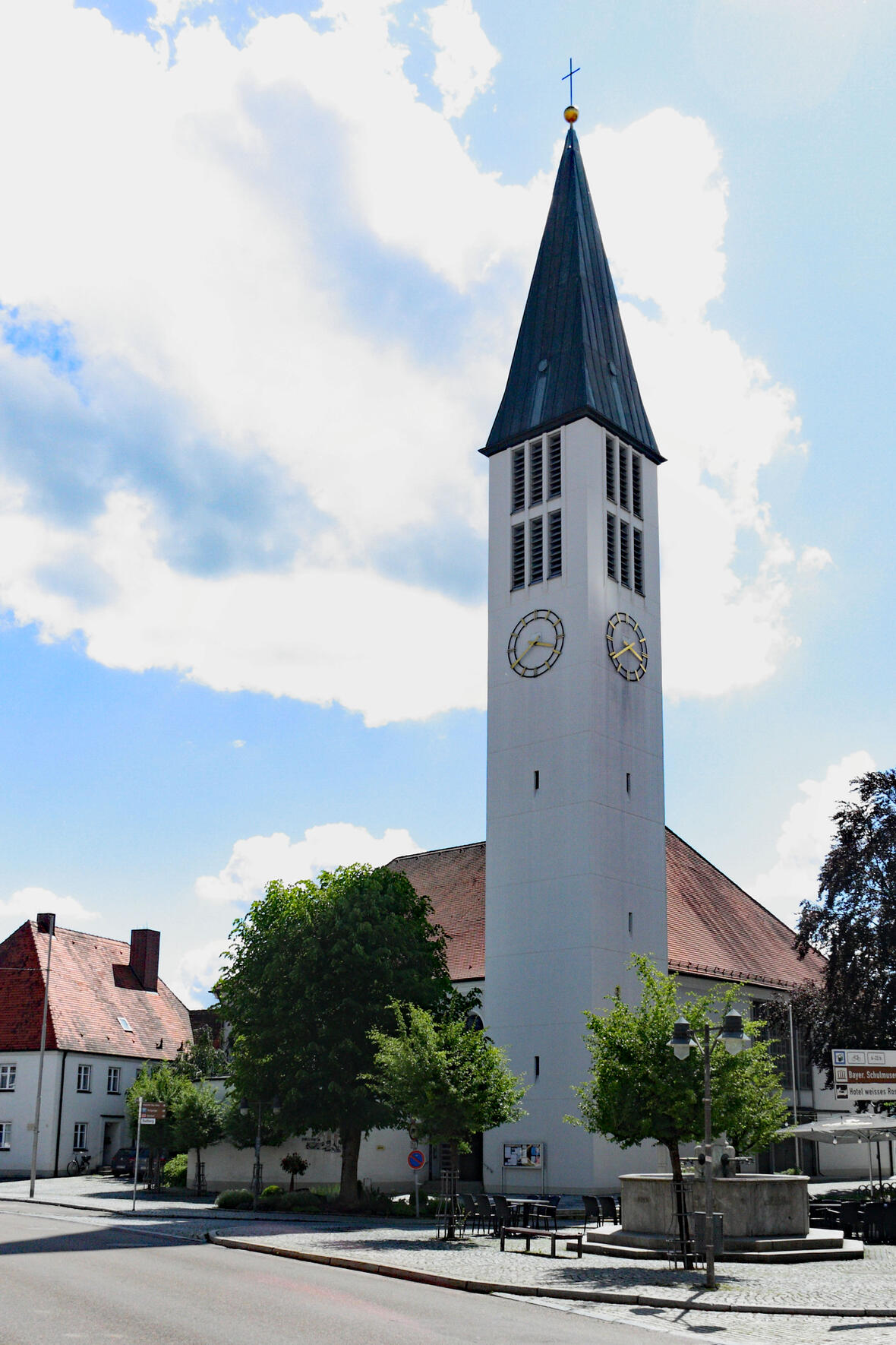 Ansicht der 1967 neu erbauten Kirche von Nordosten
