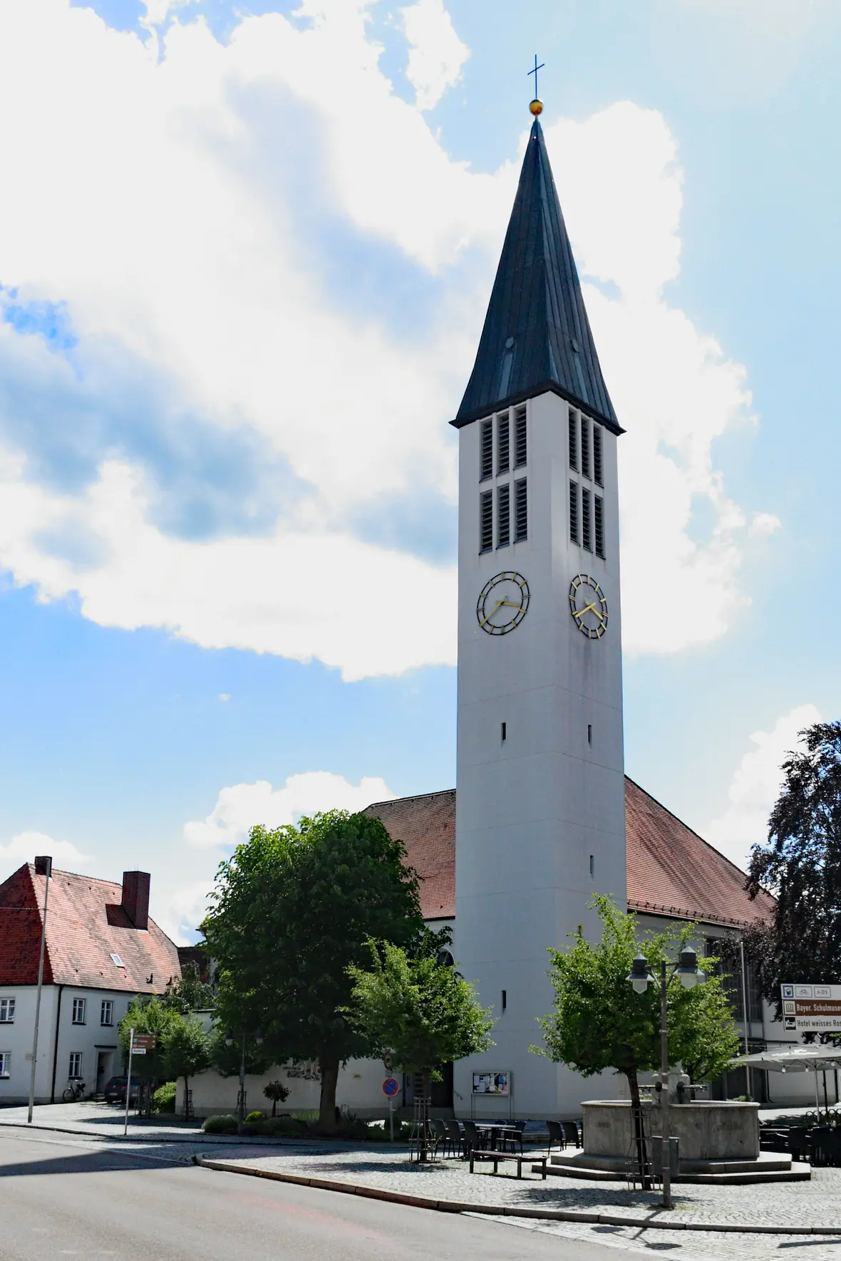 Ansicht der 1967 neu erbauten Kirche von Nordosten