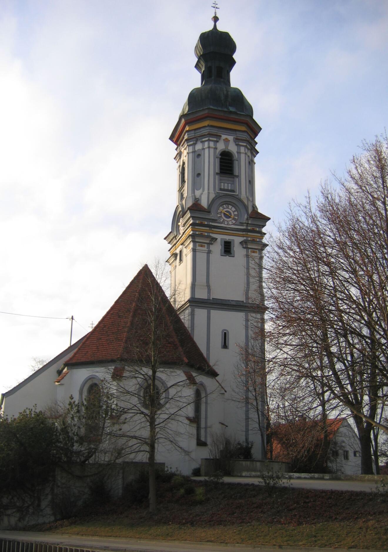 Die Kirche St. Quirinus mit dem mächtigen Turm