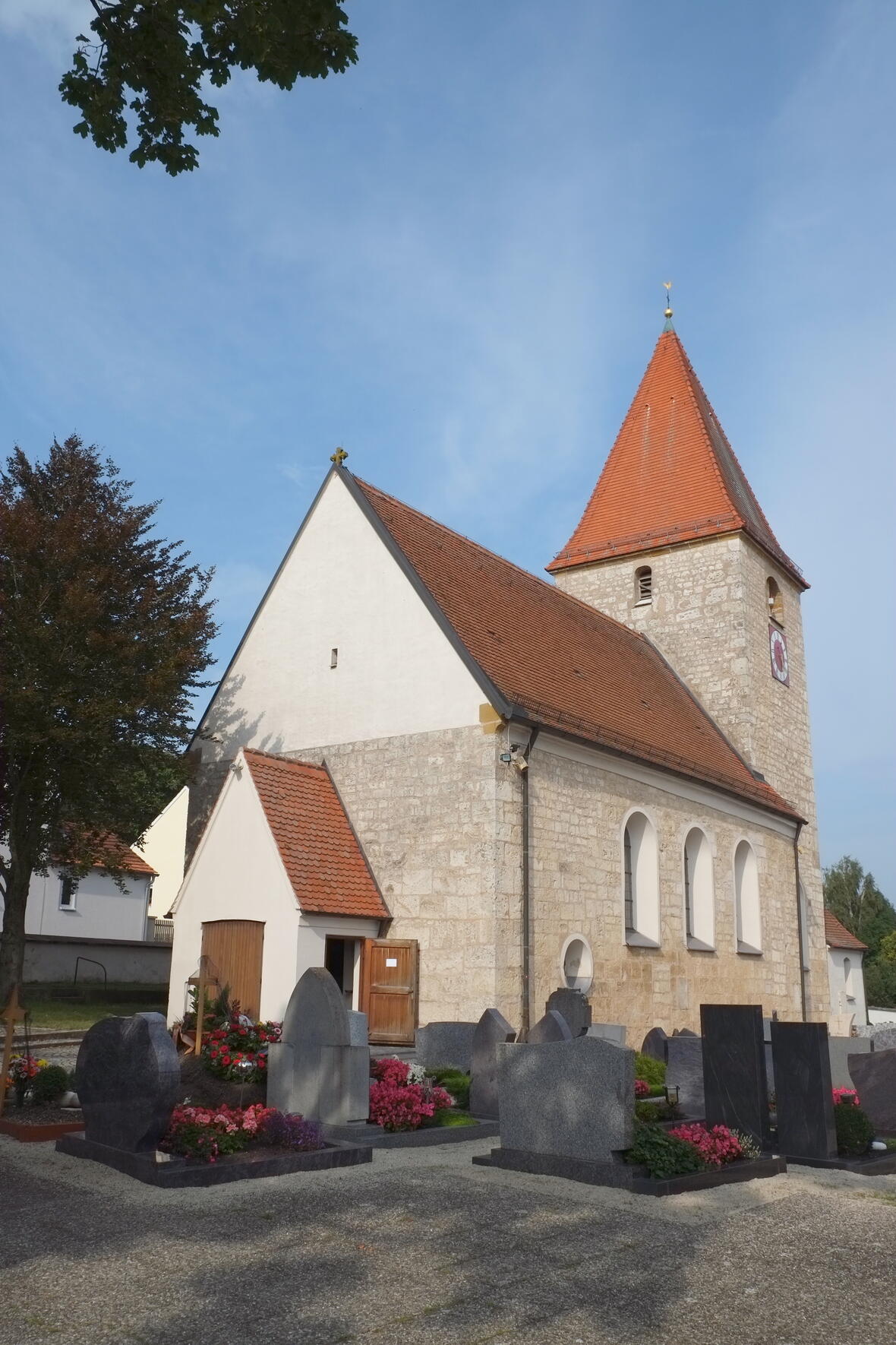 Katholische Pfarrkirche St. Georg in Utzwingen, einem Ortsteil von Maihingen im Landkreis Donau-Ries (Bayern, Deutschland)