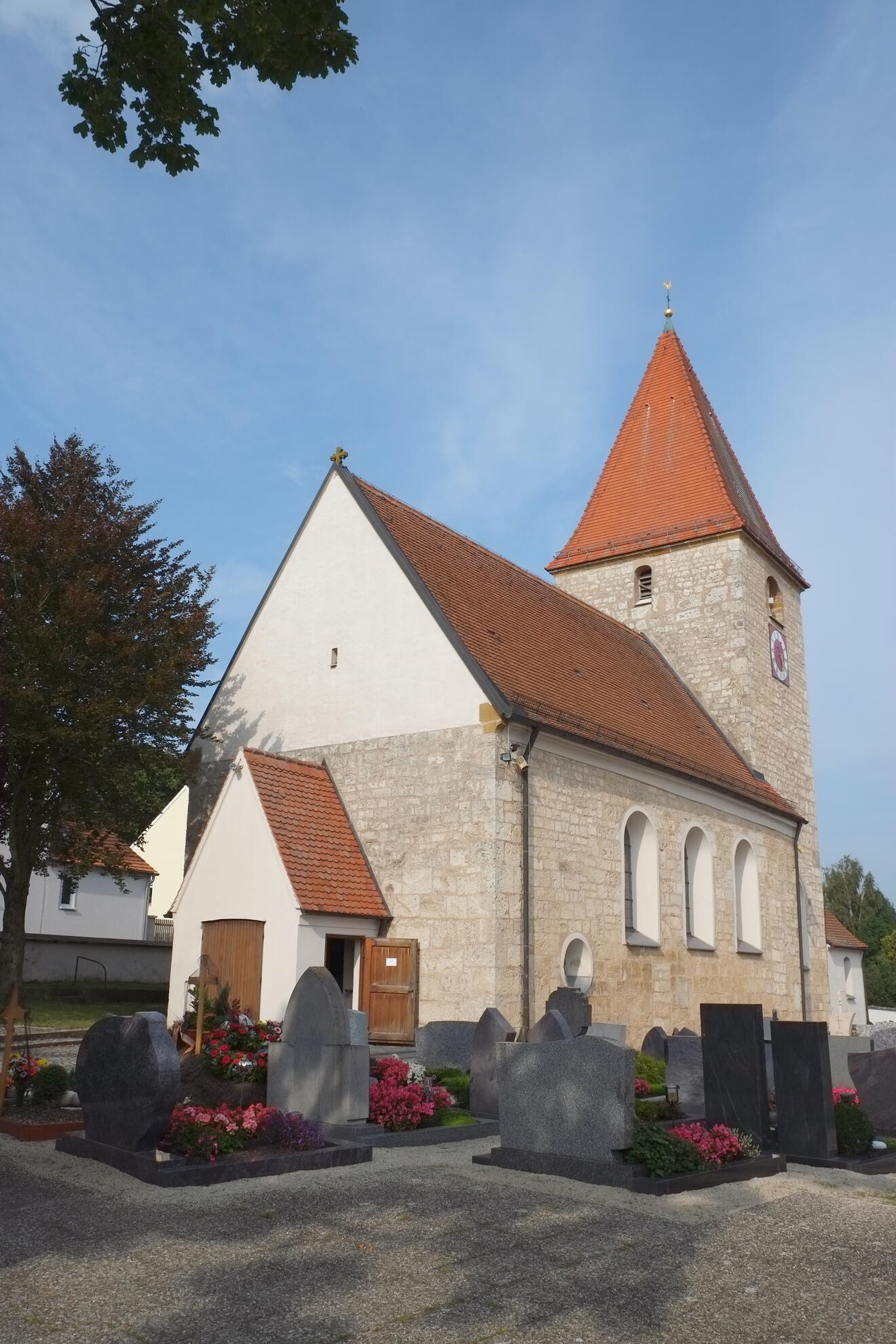 Katholische Pfarrkirche St. Georg in Utzwingen, einem Ortsteil von Maihingen im Landkreis Donau-Ries (Bayern, Deutschland)