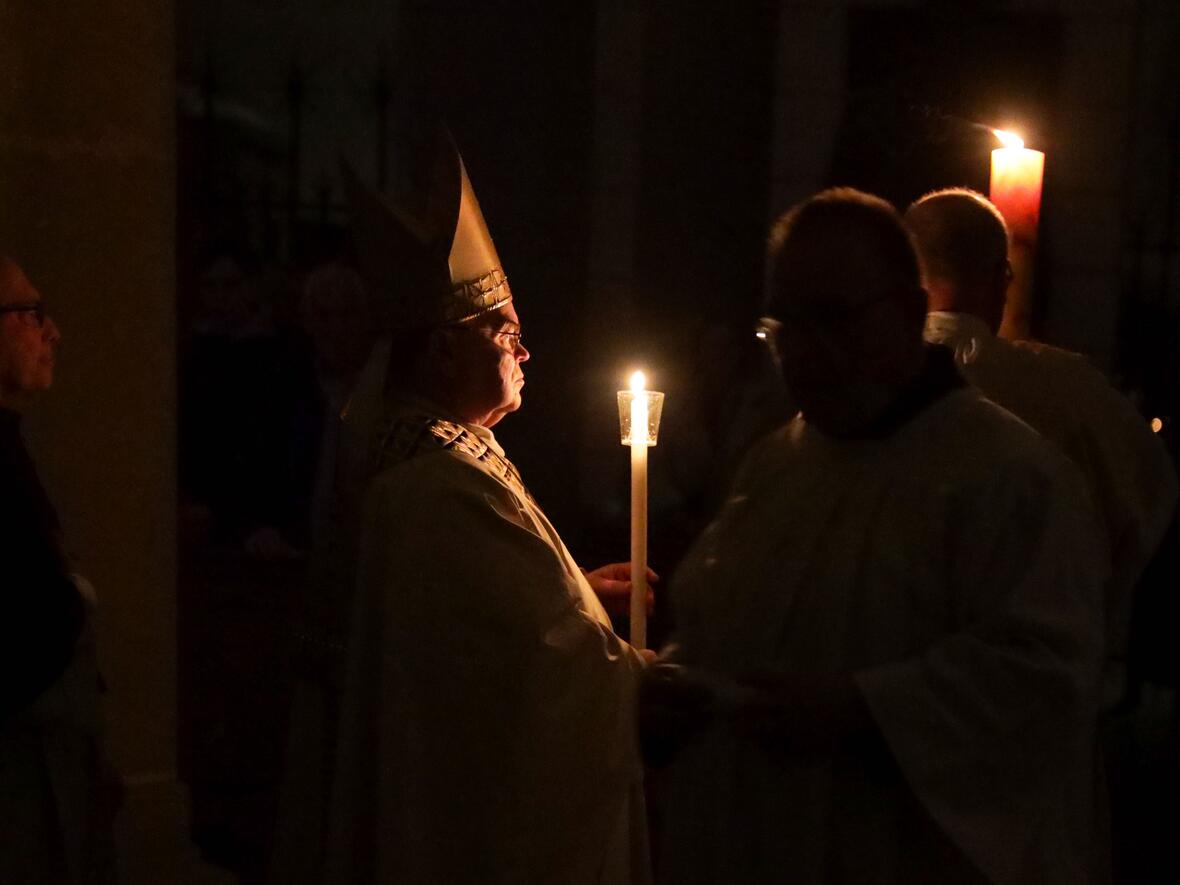 einzug-in-den-dunklen-dom4830625