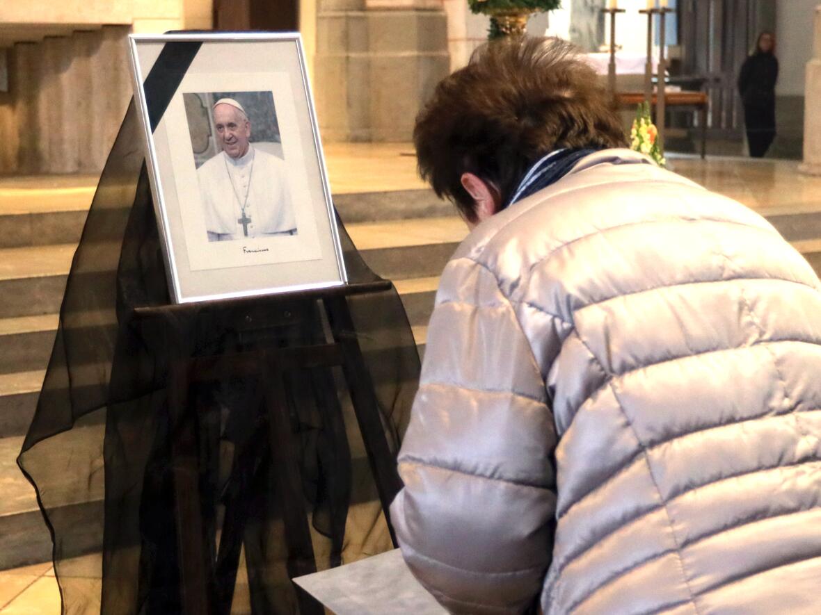 kondolenzbuch-im-dom4830814