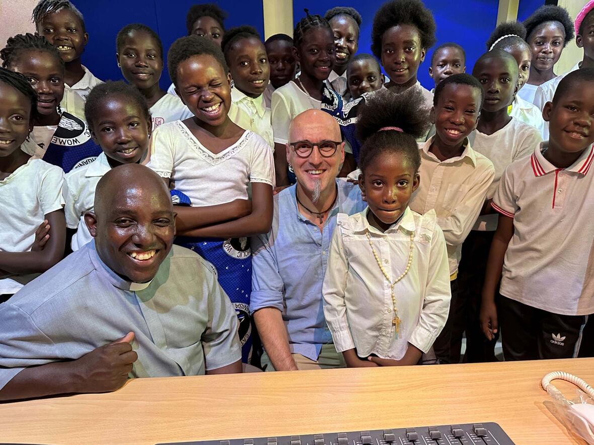 diakon-michael-wielath-radio-horeb-mitarbeiter-bei-der-einweihung-des-radio-maria-studios-in-zambia-foto-radio-horeb4842047