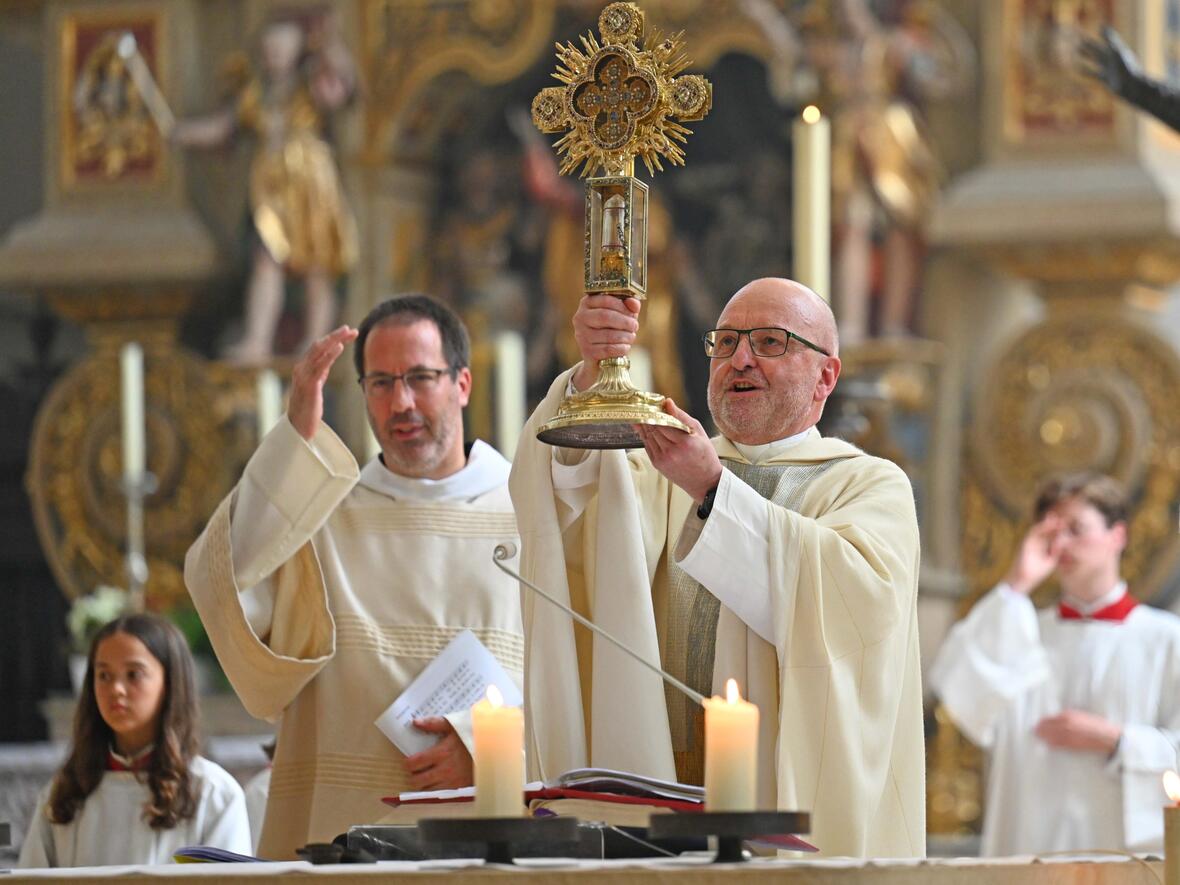 den-schlusssegen-spendete-p-stefan-mit-dem-ulrichskreuz4864285