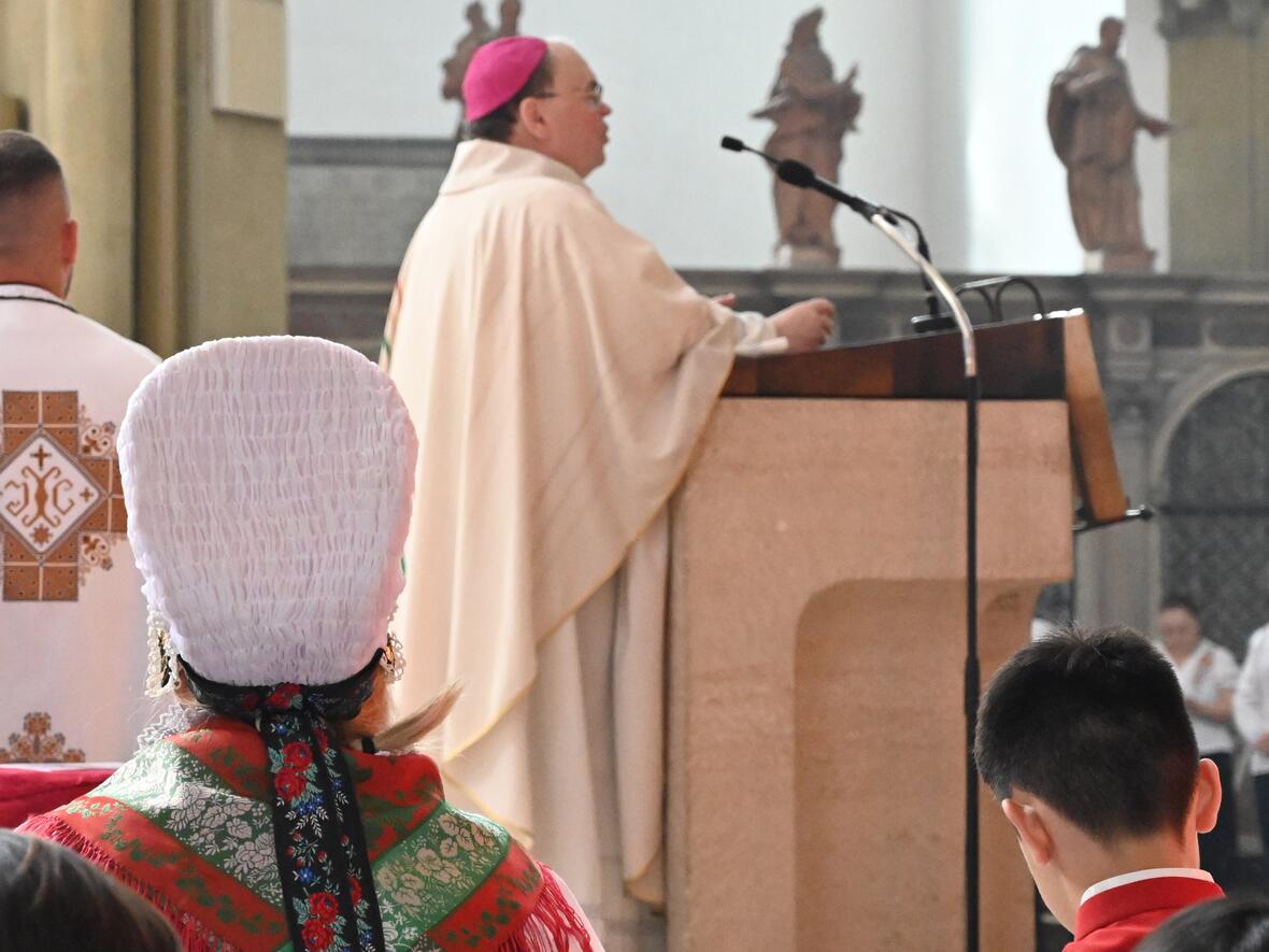 trachten-bestimmten-das-bild-in-sankt-ulrich-und-afra4864351