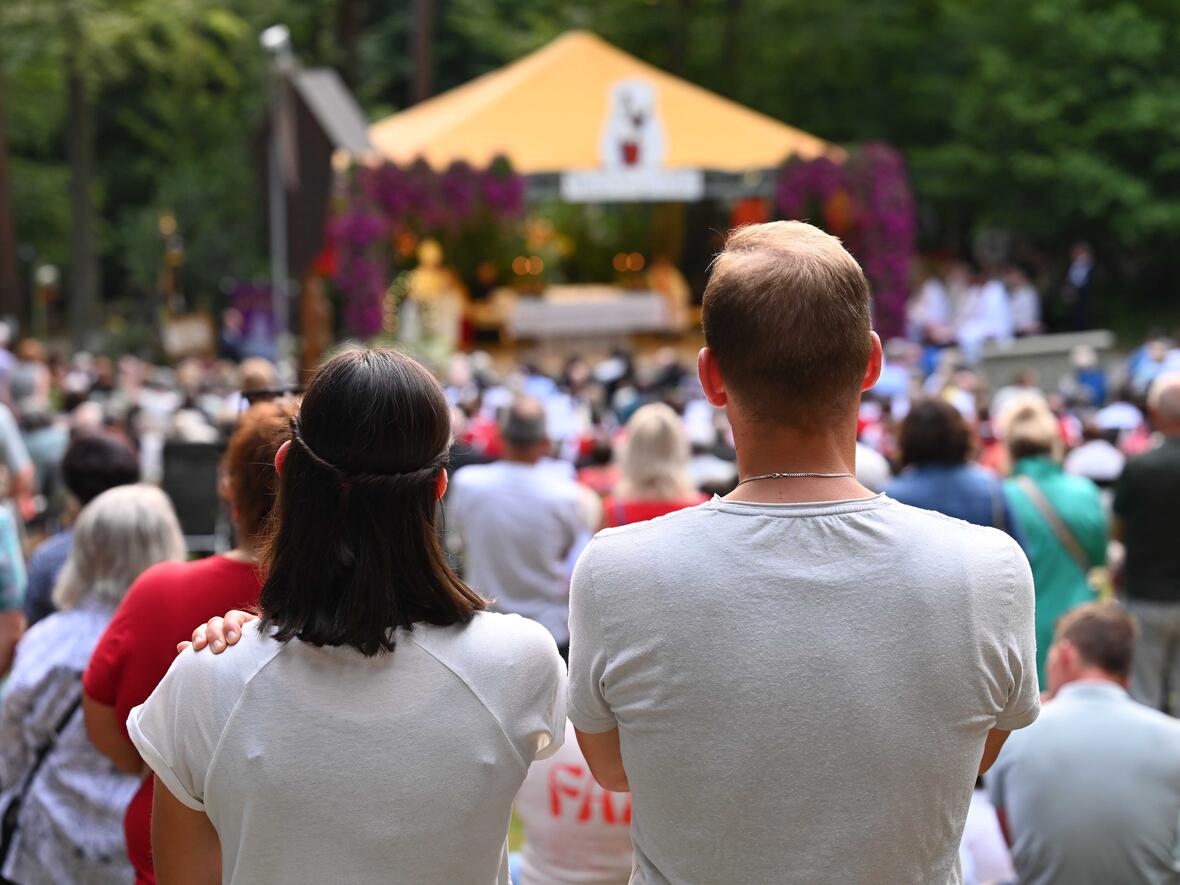 paerchen-in-maria-vesperbild4879747