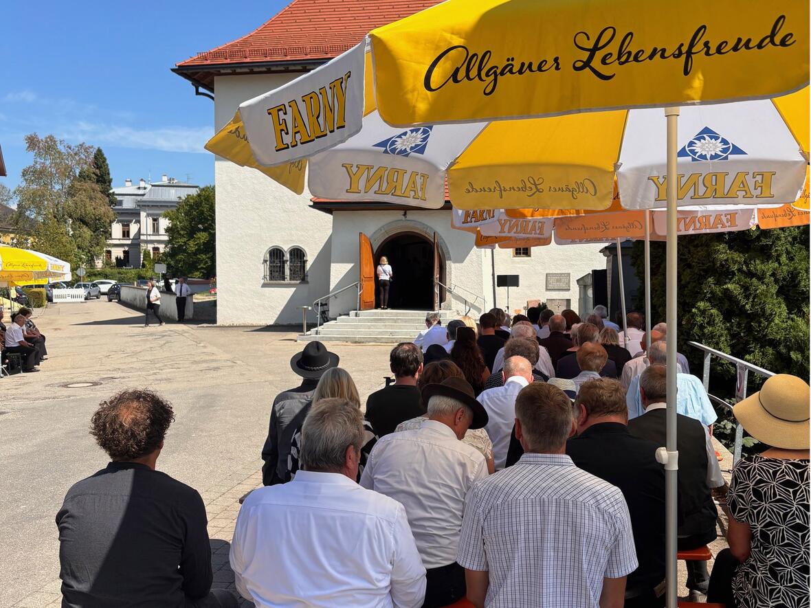 viele-glaeubige-feierten-das-requiem-draussen-mit4880360