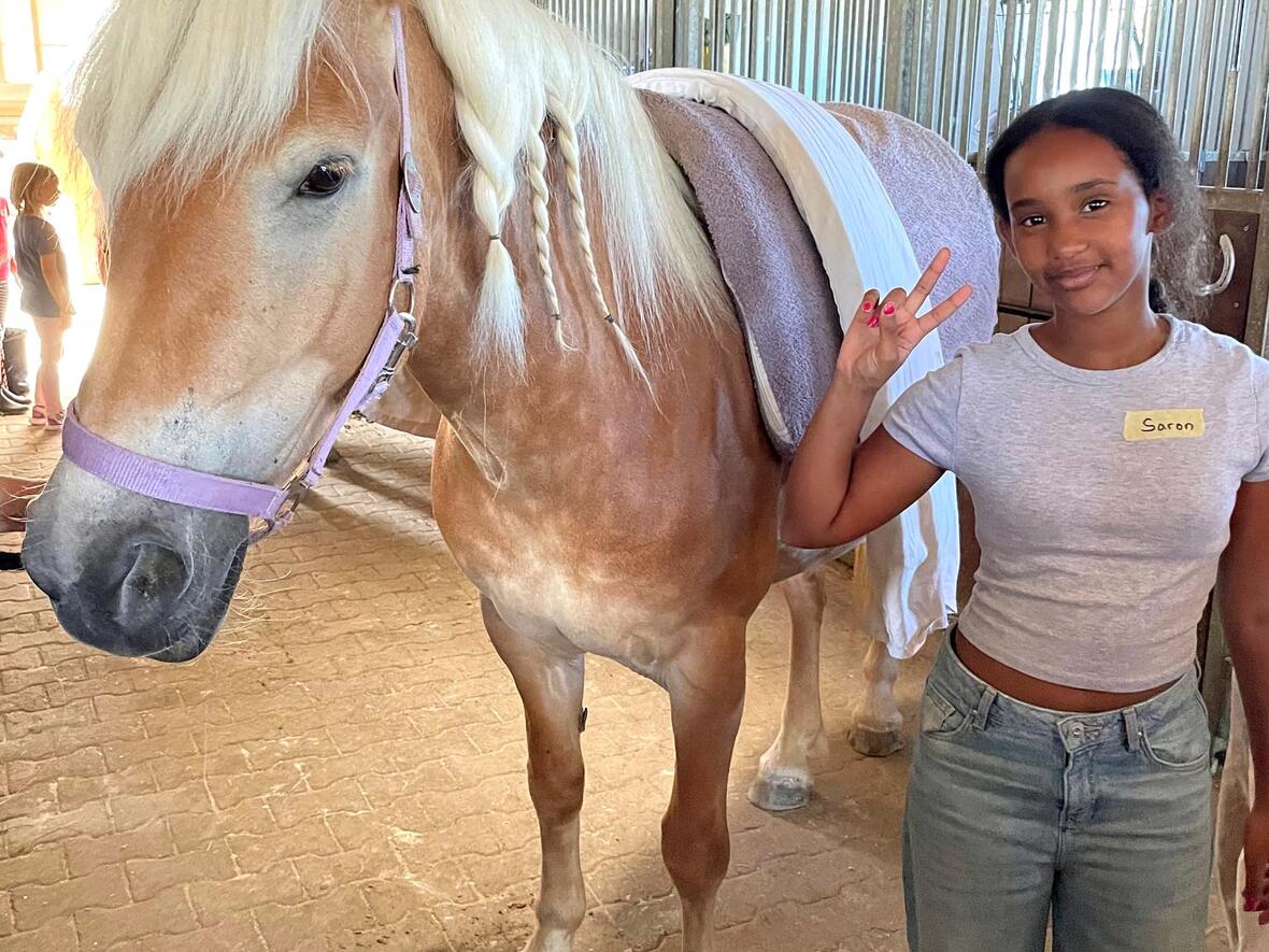kind-mit-haflinger-foto-isabella-wlossek_caritas-augsburg4884228
