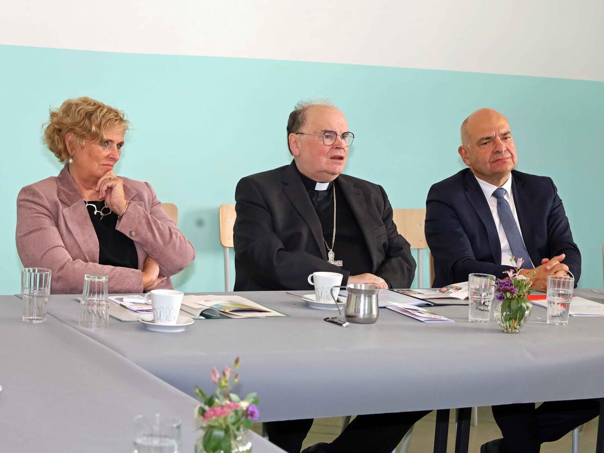 katholische-fluechtlingswoche_bischof-bertram-besucht-die-gemeinschaftsunterkunft-in-der-augsburger-ottostrasse-foto-caritas-augsburg-bernhard-gattner4897517