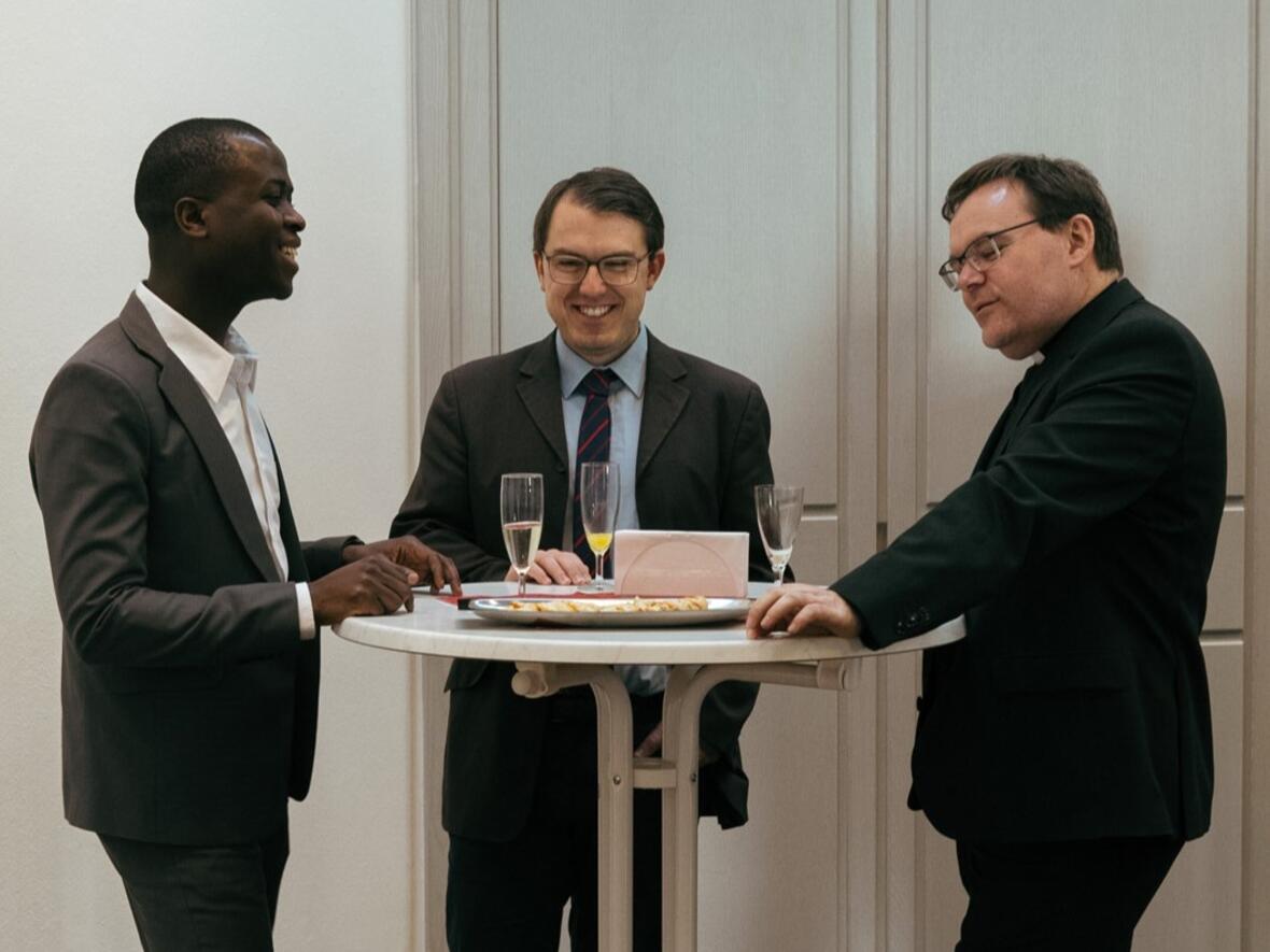 regens-dr-rainer-florie-im-gespraech-mit-zwei-seminarsprechern4929278