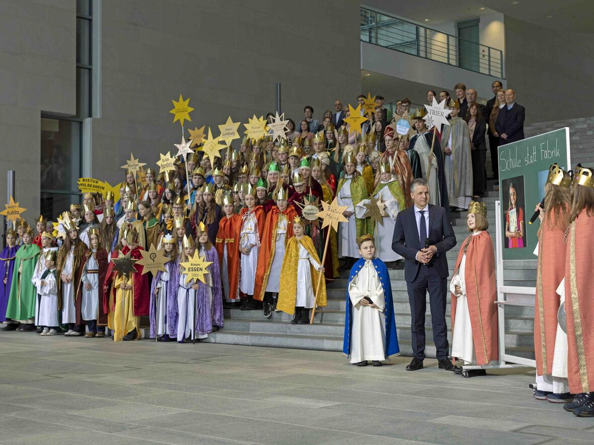 108-sternsinger-aus-ganz-deutschland-beim-empfang-im-bundeskanzleramt-foto-mika-vaeisaenen_kindermissionswerk4941018