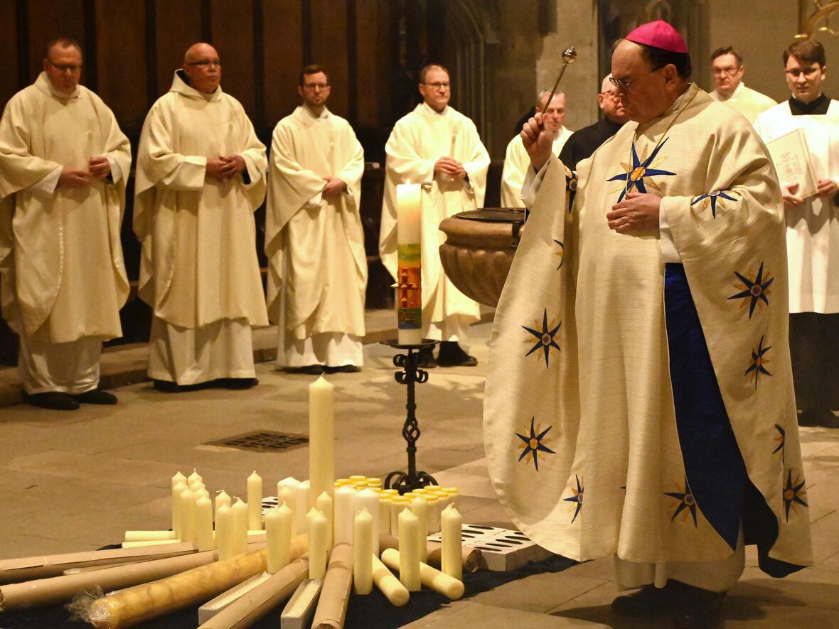 zu-beginn-des-gottesdienstes-segnete-bischof-bertram-die-kerzen4953840