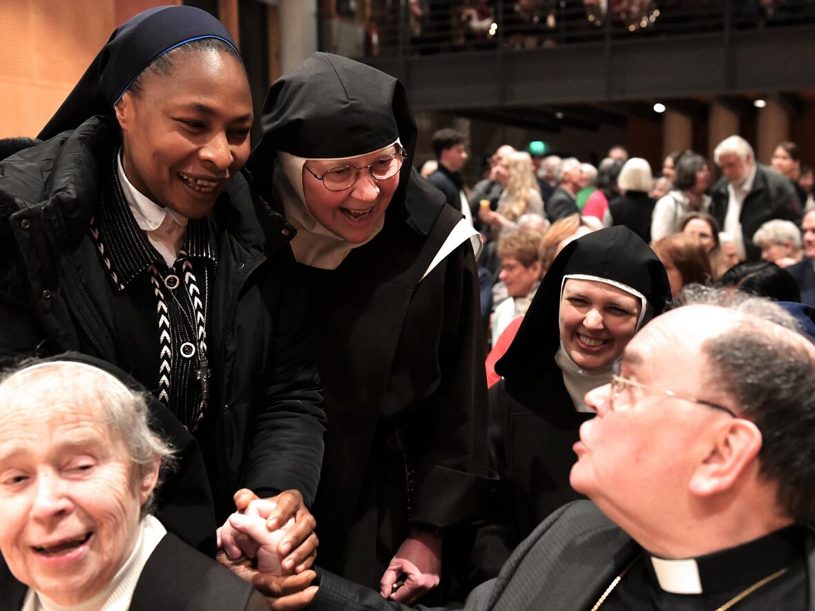 bischof-bertram-im-heiteren-austausch-mit-den-schwestern4966801