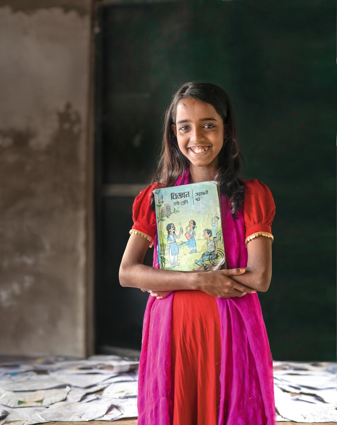 Auf dem Plakat ist die zwölfjährige Nour aus Bangladesch zu sehen.