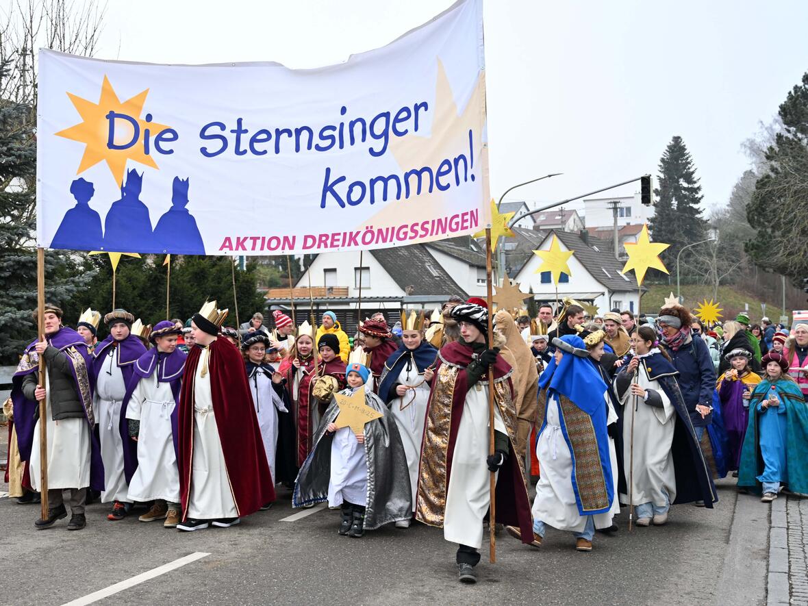 Die diesjährige Sternsingeraktion steht unter dem Motto "Schule statt Fabrik!". Das Bild zeigt die diözesane Sternsingereröffnung in Burgau 2024 