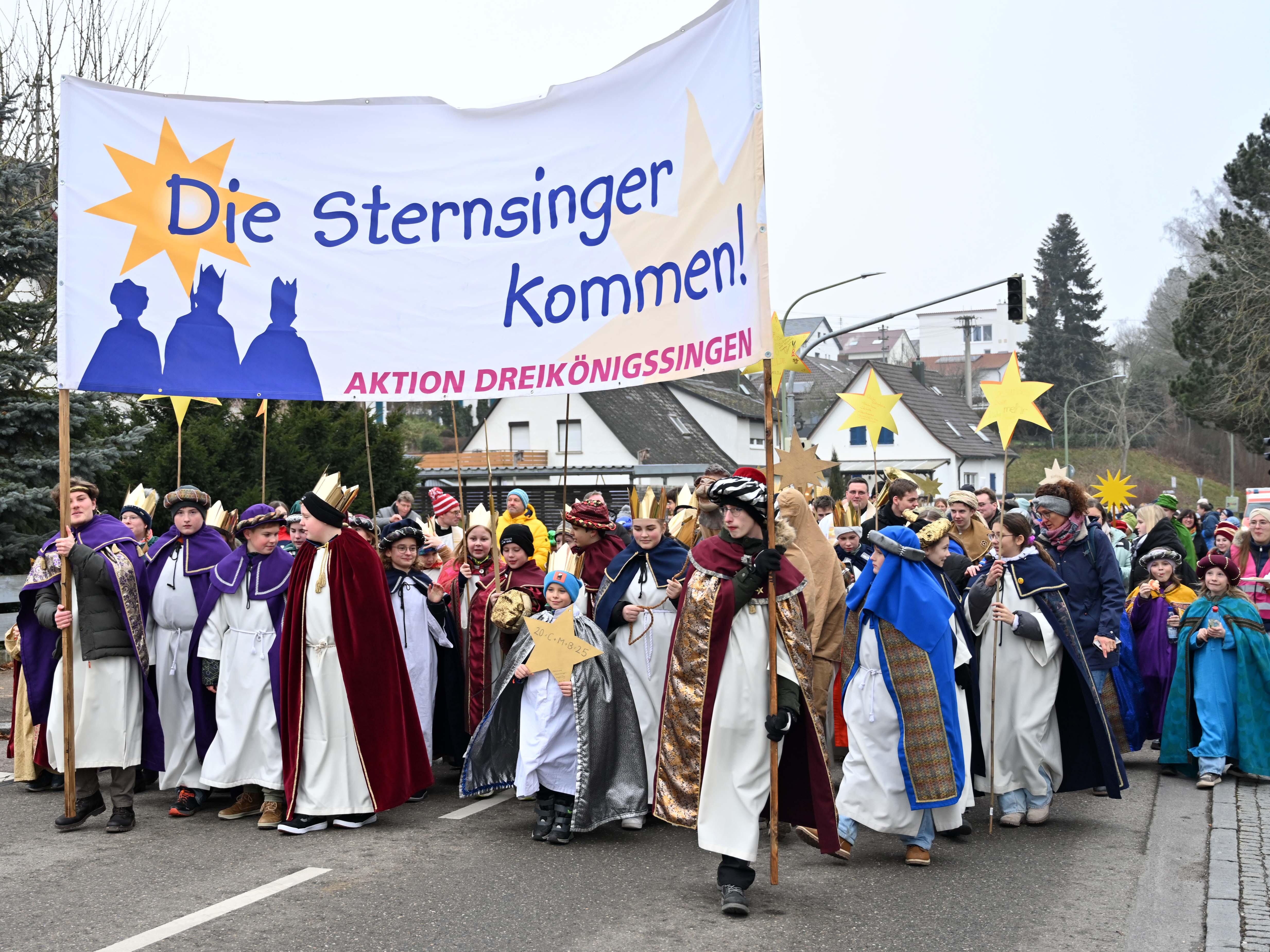 Die diesjährige Sternsingeraktion steht unter dem Motto "Schule statt Fabrik!". Das Bild zeigt die diözesane Sternsingereröffnung in Burgau 2024 