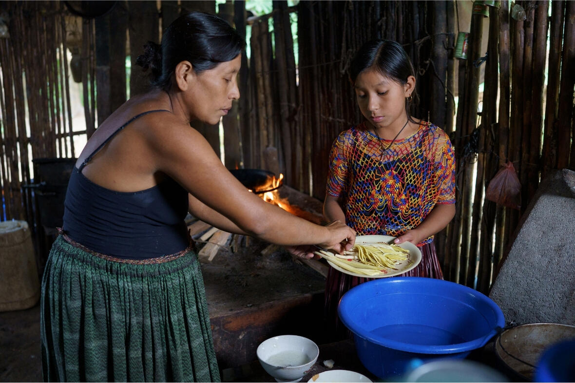 Zusammen mit ihrer Mutter bereitet Norma das Mittagessen für die Familie zu. Einige Zutaten kommen aus dem eigenen Garten. Das Caritas-Team hat ein Rezeptbuch mit einfachen, gesunden Gerichten entwickelt. So lernen die Menschen, welche Pflanzen sie zum Kochen verwenden können.