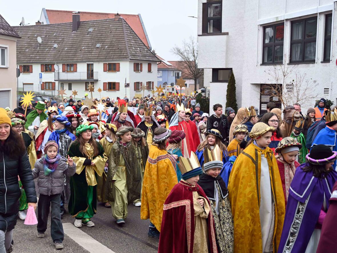 Festlicher Zug der Sternsinger aus dem Bistum Augsburg durch die Stadt Burgau (Bild: Leander Stork pba)