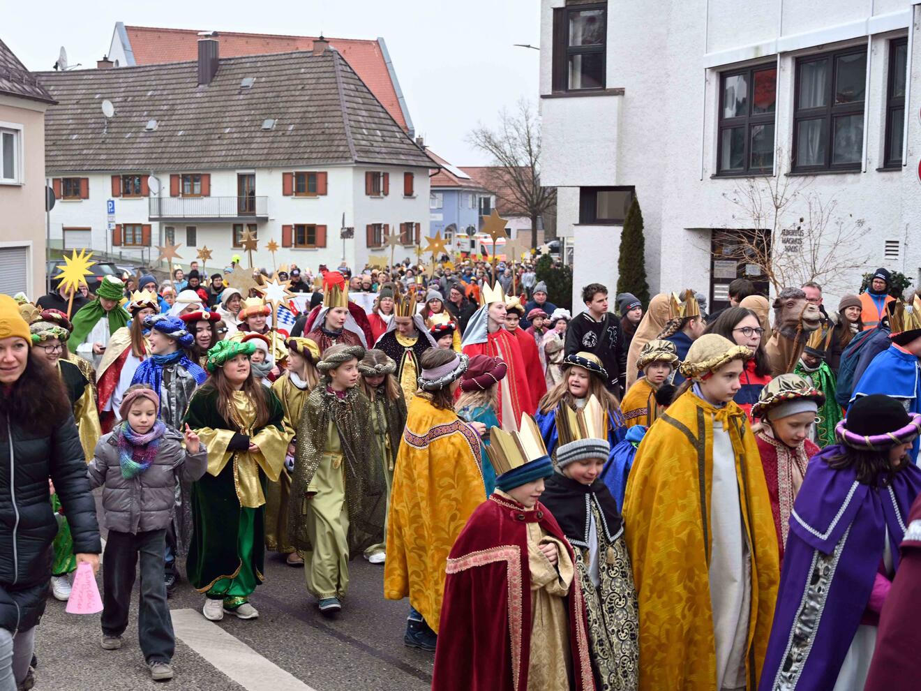Festlicher Zug der Sternsinger aus dem Bistum Augsburg durch die Stadt Burgau (Bild: Leander Stork pba)