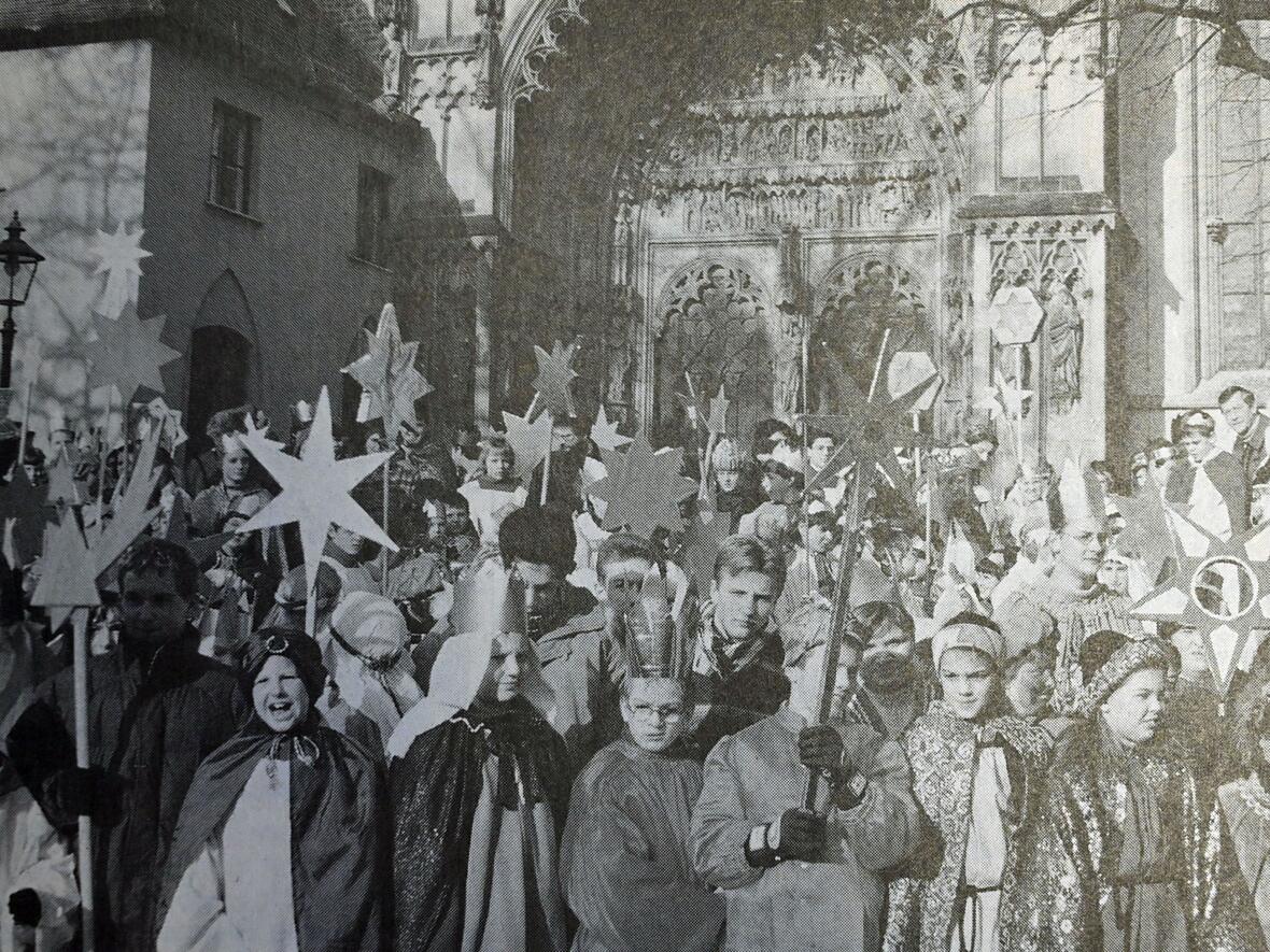 sz-10-1-93-nach-dem-wortgottesdienst-im-dom-zogen-ueber-1000-sternsinger-zum-rathausplatz-foto-johannes-kopp